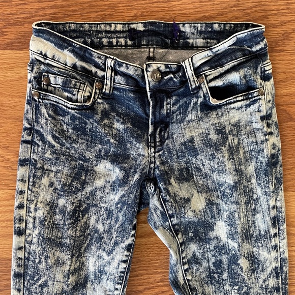 Rare MILEY CYRUS x MAX AZRIA Acid Wash Distressed Cutoff ANKLE Length JEANS 28 - Picture 3 of 9